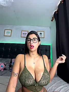 Snapshot of lovely_violet13 chatting on 11/21/25, 02:38 lovely violet13 online show from 11/21/25, 02:38