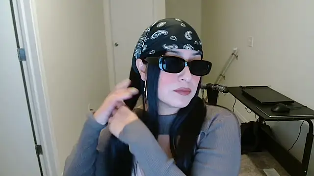 Snapshot of Sassy_Latina chatting on 11/22/25, 01:59 Sassy Latina online show from 11/22/25, 01:59