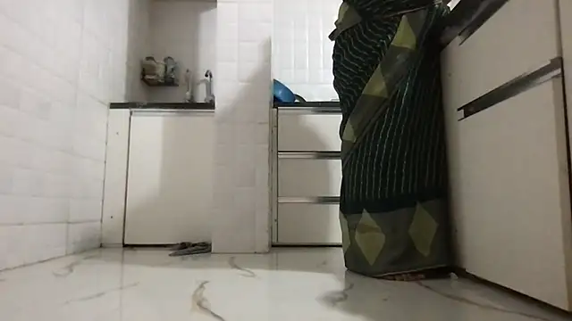 Snapshot of Riyasingh9 chatting on 11/11/25, 04:23 Riyasingh9 online show from 11/11/25, 04:23