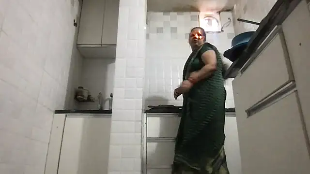 Snapshot of Riyasingh9 chatting on 12/15/25, 04:06 Riyasingh9 online show from 12/15/25, 04:06