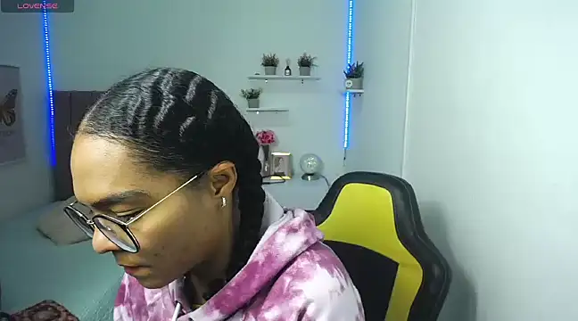 Nina lovee  online show from 12/03/24, 04:50