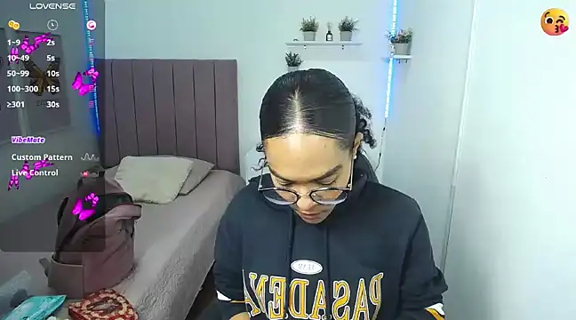 Nina lovee  online show from 12/12/24, 04:32