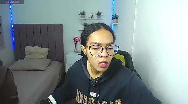 Nina lovee  online show from 01/10/25, 01:52
