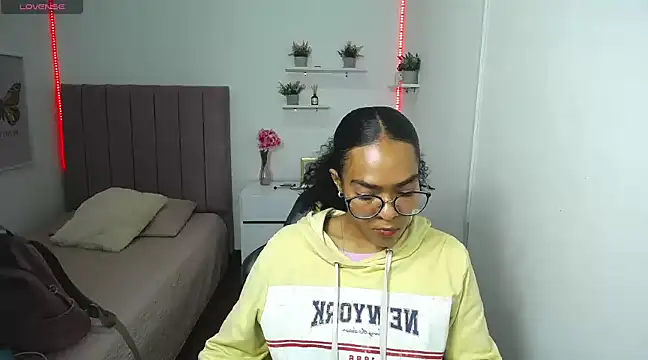 Nina lovee  online show from 02/12/25, 05:58