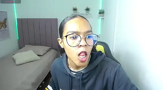 Nina lovee  online show from 02/25/25, 03:16