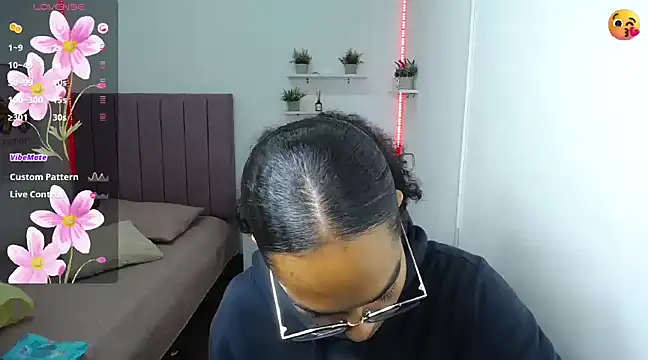 Nina lovee  online show from 02/25/25, 06:20