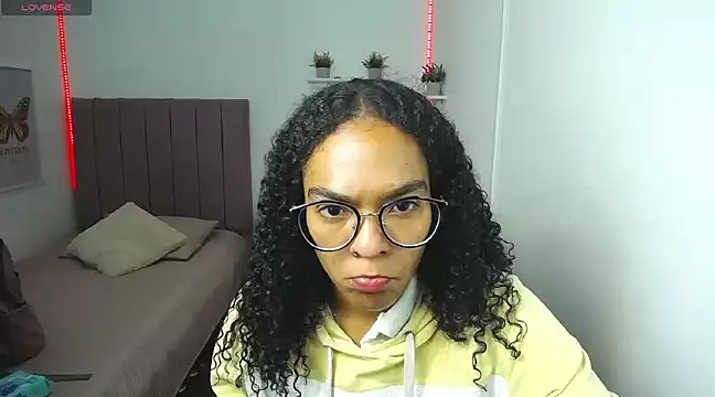 Nina lovee  online show from 03/04/25, 03:04