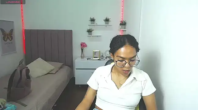Nina lovee  online show from 03/04/25, 06:07