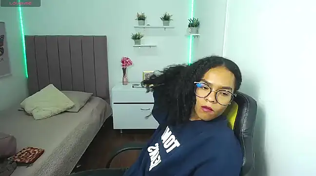 Nina lovee  online show from 03/06/25, 06:16