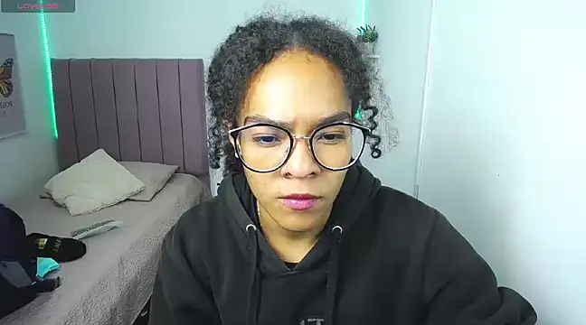 Nina lovee  online show from 03/10/25, 12:37
