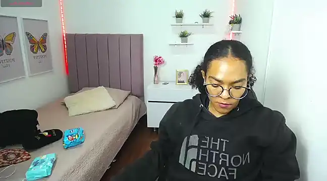 Nina lovee  online show from 03/12/25, 06:22