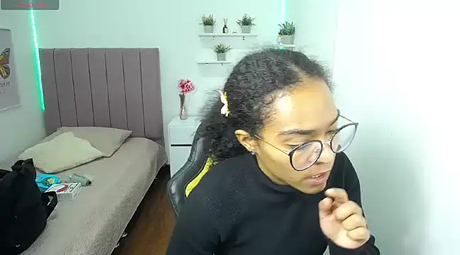 Nina lovee  online show from 03/18/25, 03:53