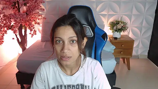 Snapshot of cora_22 chatting on 12/22/25, 12:35 cora 22 online show from 12/22/25, 12:35