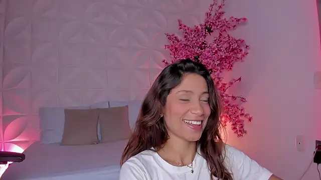 Snapshot of cora_22 chatting on 01/16/26, 01:04 cora 22 online show from 01/16/26, 01:04