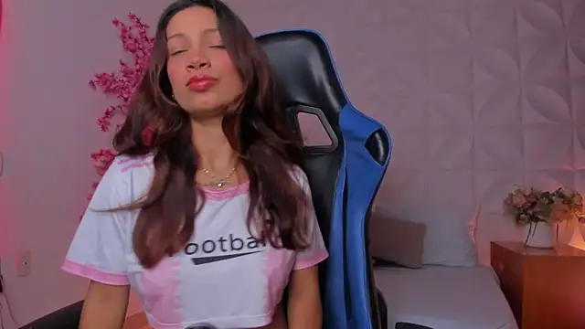 Snapshot of cora_22 chatting on 02/17/26, 12:45 cora 22 online show from 02/17/26, 12:45