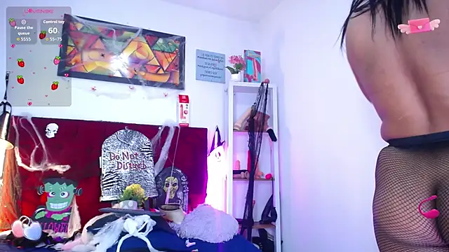 Snapshot of louise_nails chatting on 10/31/25, 02:18 louise nails online show from 10/31/25, 02:18