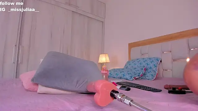 missjuliaa  online show from 12/12/24, 10:02