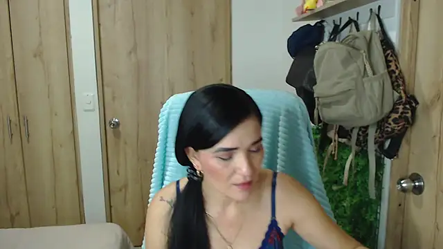 Snapshot of Neerea chatting on 04/17/26, 12:46 Neerea online show from 04/17/26, 12:46