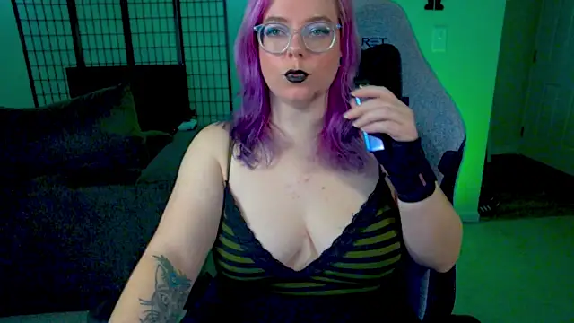 KiraSpitQueen online show from 11/19/25, 04:23