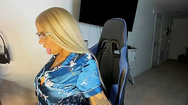 victoriachicas online show from 10/05/25, 07:39