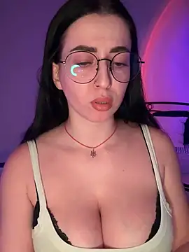 Snapshot of Emylia chatting on 11/19/25, 04:29 Emylia online show from 11/19/25, 04:29