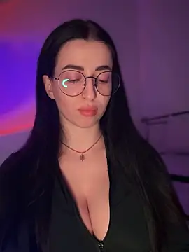 Snapshot of Emylia chatting on 12/17/25, 09:32 Emylia online show from 12/17/25, 09:32