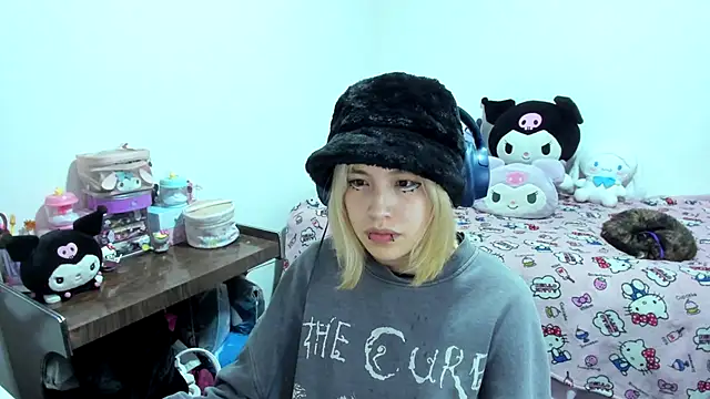 Snapshot of Akane-Mou chatting on 09/15/25, 07:08 Akane-Mou online show from 09/15/25, 07:08