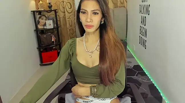 Snapshot of Trixie_Mattel21 chatting on 12/09/24, 11:13 Trixie Mattel21 online show from 12/09/24, 11:13