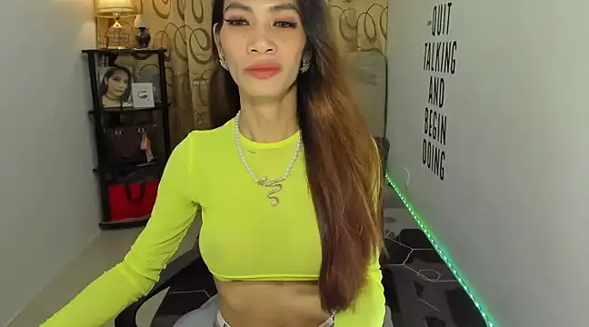 Snapshot of Trixie_Mattel21 chatting on 12/15/24, 11:31 Trixie Mattel21 online show from 12/15/24, 11:31