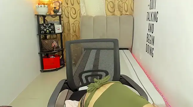 Snapshot of Trixie_Mattel21 chatting on 01/03/25, 05:28 Trixie Mattel21 online show from 01/03/25, 05:28