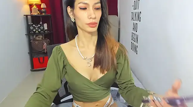 Snapshot of Trixie_Mattel21 chatting on 03/05/25, 09:48 Trixie Mattel21 online show from 03/05/25, 09:48