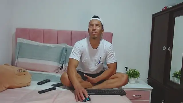 marcehot32 online show from 02/04/25, 08:59