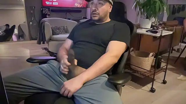 Snapshot of HungandThickLatin chatting on 01/05/25, 10:43 HungandThickLatin online show from 01/05/25, 10:43