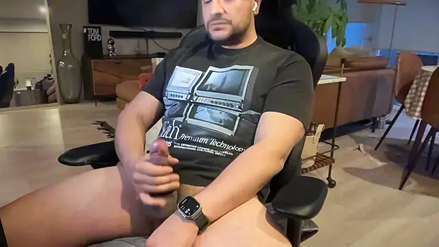 Snapshot of HungandThickLatin chatting on 02/14/25, 01:23 HungandThickLatin online show from 02/14/25, 01:23