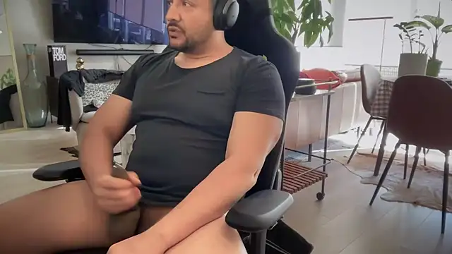 Snapshot of HungandThickLatin chatting on 03/20/25, 11:45 HungandThickLatin online show from 03/20/25, 11:45