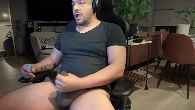 Snapshot of HungandThickLatin chatting on 03/21/25, 12:06 HungandThickLatin online show from 03/21/25, 12:06