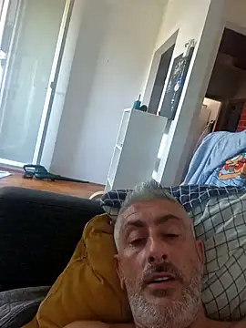 Snapshot of cuci45 chatting on 09/19/25, 02:18 cuci45 online show from 09/19/25, 02:18