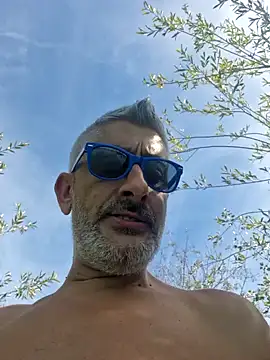 Snapshot of cuci45 chatting on 09/21/25, 11:56 cuci45 online show from 09/21/25, 11:56