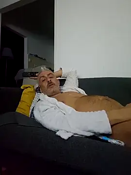 Snapshot of cuci45 chatting on 10/29/25, 09:38 cuci45 online show from 10/29/25, 09:38