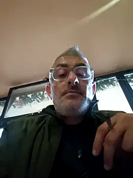 Snapshot of cuci45 chatting on 11/12/25, 01:22 cuci45 online show from 11/12/25, 01:22