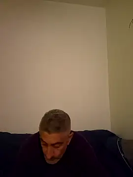 Snapshot of cuci45 chatting on 11/15/25, 01:58 cuci45 online show from 11/15/25, 01:58