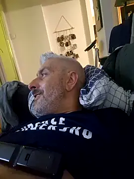 Snapshot of cuci45 chatting on 11/20/25, 08:52 cuci45 online show from 11/20/25, 08:52