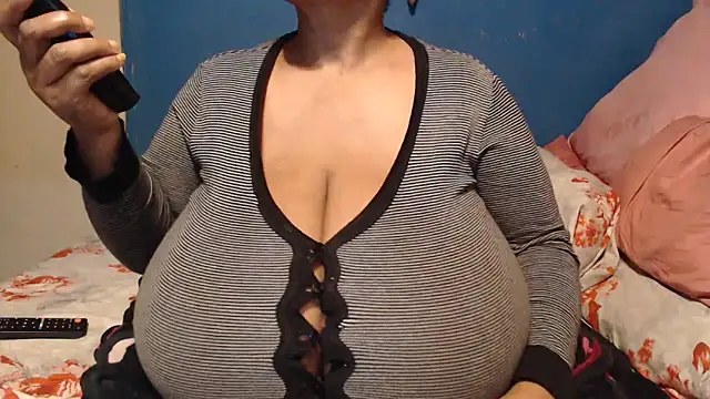 CUTEFIRMMELONSS online show from 10/09/25, 05:00