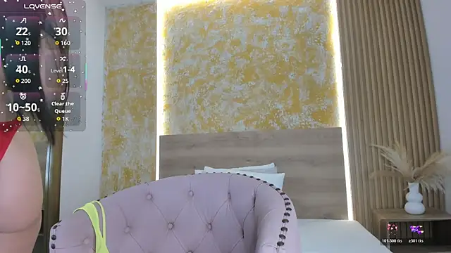 Snapshot of Valentina_Ross_ chatting on 12/04/25, 11:30 Valentina Ross online show from 12/04/25, 11:30