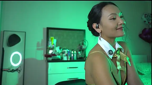 Snapshot of merca_8 chatting on 11/25/25, 10:59 merca 8 online show from 11/25/25, 10:59