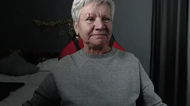 Snapshot of roxana_brooks chatting on 12/15/24, 01:11 roxana brooks online show from 12/15/24, 01:11