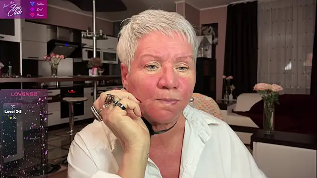 Snapshot of roxana_brooks chatting on 03/06/25, 04:38 roxana brooks online show from 03/06/25, 04:38