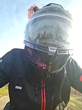 Snapshot of SARAHARD chatting on 12/17/25, 01:39 SARAHARD online show from 12/17/25, 01:39