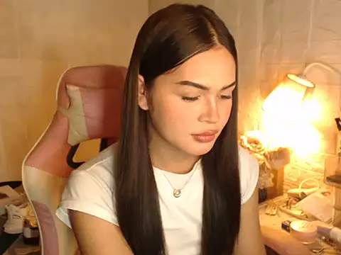 Snapshot of Ashely_Lewis chatting on 12/17/25, 12:00 Ashely Lewis online show from 12/17/25, 12:00