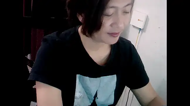 Snapshot of makemefallin chatting on 12/19/24, 02:13 makemefallin online show from 12/19/24, 02:13